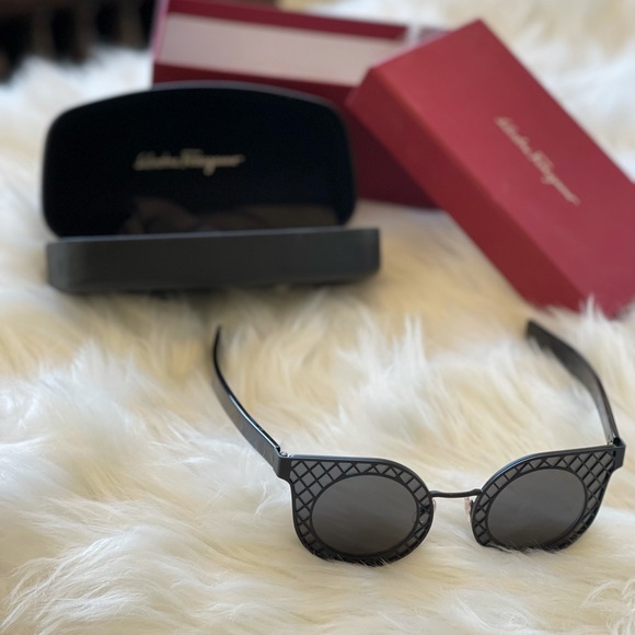 Salvatore Ferragamo 42mm Sunglasses Matte Black - Picture 13 of 16